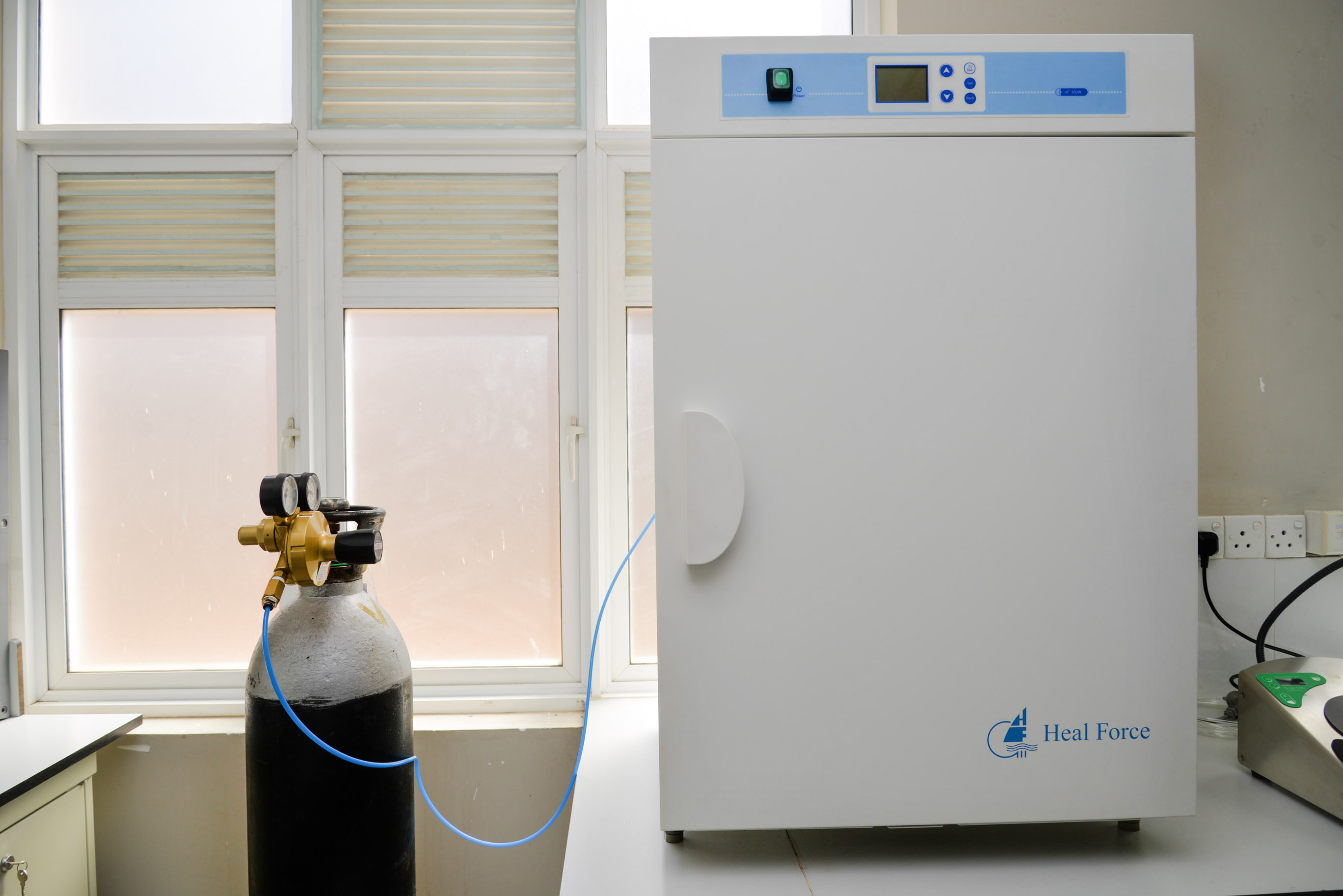 Incubator with CO2 attachment